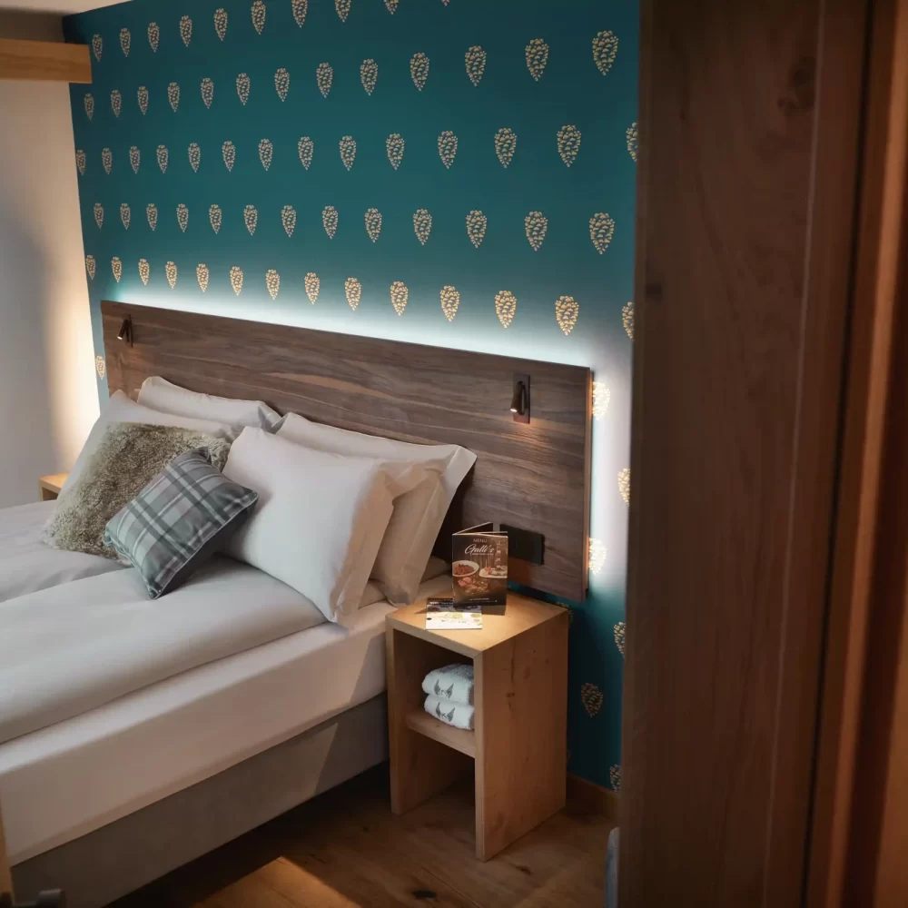 Camera da letto accogliente con decorazioni moderne e letto matrimoniale.