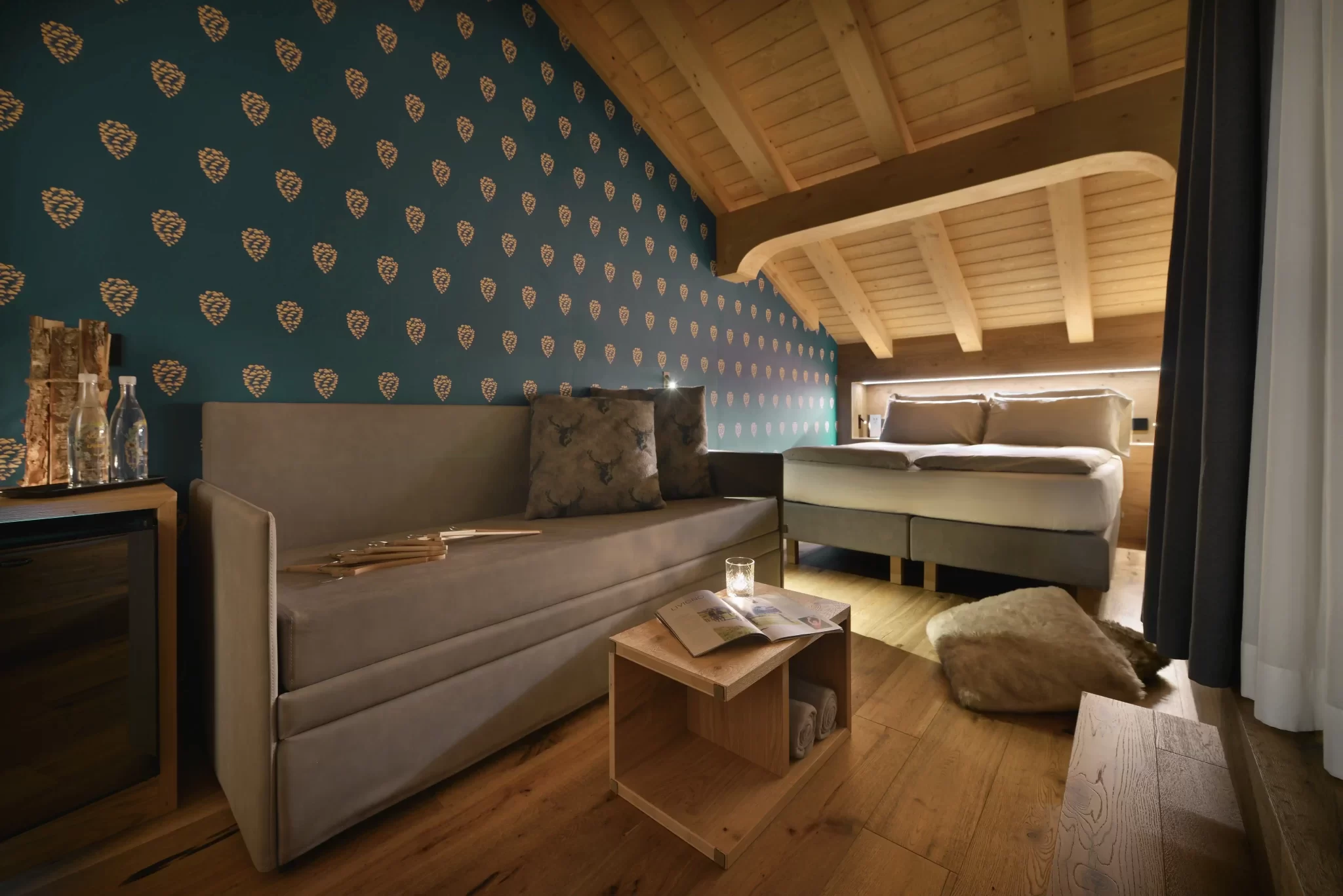 Camera da letto accogliente con soffitto in legno e pareti decorate.